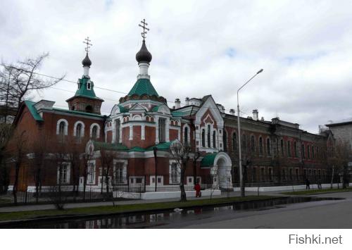 С торца установлен памятник Войно-Ясенецкому.