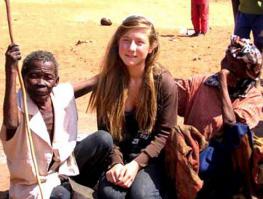 Чё-т мне кажется, это не она, хотя ракурс, может быть. Вот на этих фото точно она.