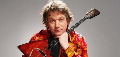За границей Сергея Архиповского называют не иначе как «Paganini of Russian balalaika» . Приедет в наши края , на коцерт пойду обязательно . Он только что выступал в Новосибирске . Да , генератор , медведь и водка - это из другой сказки .
