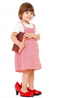 Первая? У меня первая любовь в детском саду была - рыжая Светка! Мы во время сон часа друг другу под одеялом письки показывали. А ещё у неё были красные, лакированные туфельки. Именно из за них то я её и полюбил. Така любоф, така любоф! Вот так вот ребята. ;)