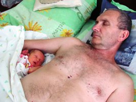 Не знаю... по моему дедушка с внучкой тоже НЕ.хреново выглядят.