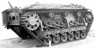 Установщик мин. Minenraumpanzer III на базе PzKpfw.
И что то эксперементальное