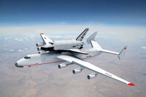 Самый большой самолет в мире это Ан-225.  Высота этого самолета равна 24.1 метра, длина также потрясающая – 73 метра. Размах крыльев равен 88.4 метров. Вес самолета 250 тысяч кг., а взлететь он может с общим весом в 600 000 кг.