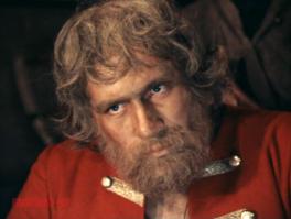 А вот Сусанин, который выжил!
Во время Северной войны, в июле 1701 года кормщик Иван Рябов был захвачен в плен шведами вместе с толмачом Дмитрием Борисовым Поповым. 
Шведская эскадра в количестве 7 вымпелов (828 человек, 127 пушек) под командованием командора К. Х. Лёве вошла в Белое море с целью уничтожить Архангельский порт (бывшим в то время единственным морским портом России, через который шла торговля с Европой), сжечь адмиралтейскую верфь в Соломбале и строящиеся там военные корабли. 
Рябова и Борисова заставили показать проход к удобному месту для высадки десанта и захвата Новодвинской крепости. Однако 5 июля (24 июня ст.ст.) 1701 года русские лоцманы вывели два шведских судна, галеот «Тёва-летит» и шняву «Мьёхунден», на песчаную мель прямо перед пушками крепости. 
Корабли были обездвижены и в ходе десятичасовой артиллерийской перестрелки уничтожены. Борисов и Рябов были расстреляны шведами. Борисов погиб, а Рябов смог притвориться мёртвым, затем выбросился за борт и доплыл до берега.

И был замечательный фильм про него- Россия молодая