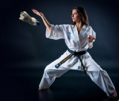 Удиви врага - метни в него пекинесом. И пока враг гладит вашу собачку у вас есть реальный шанс убежать:)