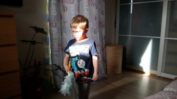 Сыну почти 4. Да, я его балую, у него есть все, чего не было у меня. Игрушек на 5 детских садов хватит с велосипедами и електро скутарами. 
Но!
Я строгий и требовательный родитель и сын это знает, что на мне где сядешь там и с лезешь. 
В общем помогает по дому.