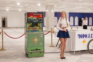 Спорим, она даже не догадывается, как в "эту штуку" играть!?!?!?