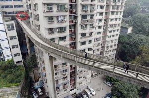 Не понятно, как там оказался автомобиль.