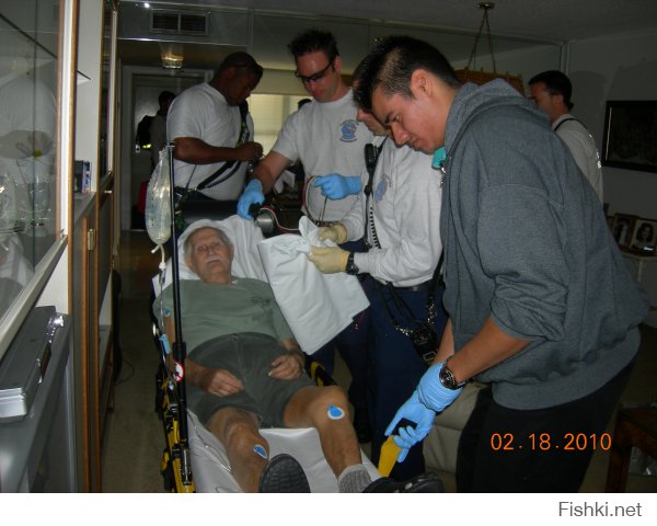 Живу в Америке.Работаю в агенстве по уходу за больными на дому. Мужу моей пациентки 92 года. Был бодр и здоров и вдруг послабел. Его сын звонит в скорую,мол так и так, у моего отца слабость, возраст 92 года. Скорая приехала быстро, сделали самые важные тесты. Все впорядке,в смысле не инсульта,ни инфаркта нет,но в больницу на дальнейшее обследование увезли. Как выглядит бригада скорой помощи, смотрите.