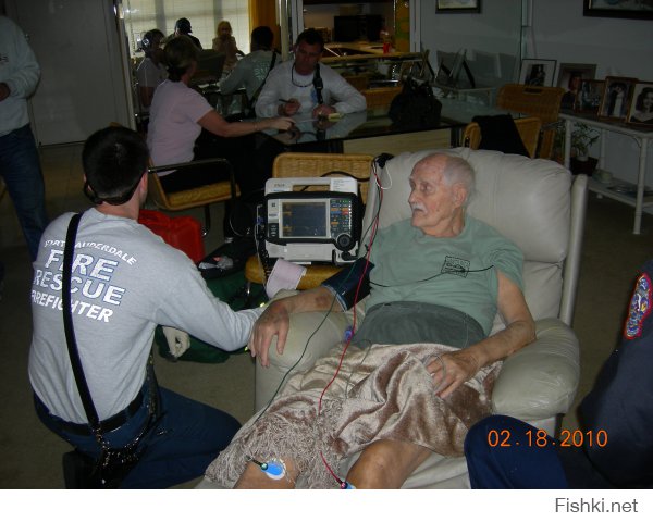 Живу в Америке.Работаю в агенстве по уходу за больными на дому. Мужу моей пациентки 92 года. Был бодр и здоров и вдруг послабел. Его сын звонит в скорую,мол так и так, у моего отца слабость, возраст 92 года. Скорая приехала быстро, сделали самые важные тесты. Все впорядке,в смысле не инсульта,ни инфаркта нет,но в больницу на дальнейшее обследование увезли. Как выглядит бригада скорой помощи, смотрите.
