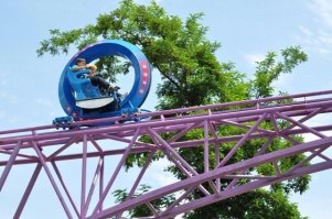 В Алма-атинском парке Горького есть подобный. Большим извилистым и долгим кольцом проходят рельсы над асфальтом, над озером, над крутым оврагом, сквозь кусты... При этом кабинка поскрипывает, периодически кренится на нужный ей бок, колесики повизгивают. В общем, по завершении круга выходить приходится на ватных ногах, оч ссыкотно