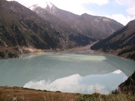 Большое Алматинское Озеро (Казахстан, Алма-атинская область). 
Уникальное ледниковое озеро с питьевой водой в течение года меняет цвет от молочно-белого до синего, от молочно-бирюзового до кристально-изумрудного.