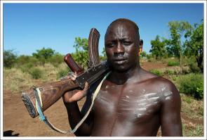 При чём тут я? В своё время во многом из-за авторитета Калашникова задавили автомат Никонова АН-94, который, при всех его недостатках, был оружием следующего поколения по отношению к АК. Сейчас же мы наблюдаем интереснейшую картину, когда на конкурсе оружия для Ратника автоматы оцениваются по современным критериям, лидирует А-545 разработки завода им. Дегтярёва (на фото), а АК-12 не допустили к конкурсу, как неудовлетворяющий требованиям по точности, кучности и надёжности. Потом, правда, допустили, но с условием исправить недостатки, которые они исправить объективно не смогут. Так что ижмашевцам остаётся лишь делать хорошую мину при плохой игре и рекламировать своего неандертальца всеми возможными способами - авось папуасы купят.