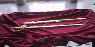 Какая-то странная подборка. Вместо сабли никому у нас не известного Сан-Мартина я бы разместил фото шпаги Симона Боливара: