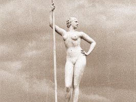 Глубоко заблуждаетесь. Как раз в СССР 30-х годов тоже был культ здорового обнажённого тела. Правда позже, при Кукурузнике, всё потихоньку убрали. На фото - первоначальный вариант "Девушки с веслом"