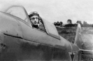 Специально для минусующей школоты выкладываю отрывок из книги А.Драбкина "Истребители. Прикрой, атакую!". Хотя школота, она, конечно, всё знает лучше тех, кто воевал...

 На девятом вылете 7 сентября меня сбили. Как получилось? Я к тому времени уже летал прилично. И вот наш командир эскадрильи Зайцев (если мне не изменяет память, такая была у него фамилия) читает задание. Смотрю – а у него руки трясутся. Что это за командир эскадрильи, у которого мандраж? Но тут, видимо, дело было в том, что он недавно был сбит. Правда, над своей территорией, в плен не попал, но вот так это на нем отразилось.
   Дали нам задание лететь на свободную охоту. Я до этого все время летал ведомым, а тут командир эскадрильи мне говорит: «Товарищ Канищев, вы пойдете ведущим». Ладно, ведущим так ведущим. Летали мы на Як-9Т с мощной 37-мм пушкой. В то время приемник и передатчик стояли только на самолетах ведущих, а у ведомых были только приемники. Поэтому мне пришлось пересесть с моего самолета на самолет командира эскадрильи под номером «72».
   Отправили нас в район Духовщины – «Смертовщины», как мы ее называли. Фашисты там долго стояли и сумели хорошо укрепиться. Много там было и зенитных батарей. Мы пересекли линию фронта, все нормально. Смотрю, идет поезд от Смоленска на Ярцево к фронту – вагоны, платформы с зенитными орудиями. Я говорю ведомому, мол, будем штурмовать этот поезд. Сделали мы два захода. Чую, шмаляют они по нас, в кабине запах гари от разрывов снарядов. На третьем заходе вдруг удар. Снаряд попал в мотор. И все – мотор сдох. Но пропеллер крутится, его не заклинило. Я ведомому кричу: «Иди на базу, я подбит». А он крутится вокруг. Я ему снова: «Уходи!»
   Думаю, что делать, куда садиться. Я знал, что ближе всего линия фронта на севере. Решил: буду идти перпендикулярно линии фронта, чтобы мне перетянуть ее и сесть на своей территории. Вообще, был бы я поумнее, тактически пограмотнее и если б знал, что не перетяну, нужно было вдоль леса лететь и сесть на брюхо. Самолет пожечь и убежать к партизанам. Но получилось по-другому. Смотрю, впереди зенитная батарея и оттуда по мне лупят. Летят эти красные болванки, и кажется, что точно в меня. Думаю – убьют, я же прямо на них иду. Я ручку отдал и по ним последние снаряды выложил. А этой 37-миллиметровой пушкой мы пользовались при посадке как тормозом, в случае отказа тормозов начнешь стрелять – и самолет останавливается. Так что я как выстрелил, так скорость и потерял. А мне-то всего один-два километра оставалось до своей территории. Может, дотянул бы, а может, эти зенитки меня бы и убили… В общем, плюхнулся я на капонир зенитного орудия, и машина скапотировала. А что было потом, я не знаю.