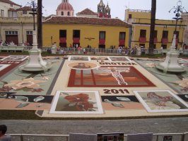 А это - огромная картина из разных сортов песка на площади Оротавы: