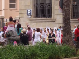 Ах, что-то потянуло на воспоминания. Выложу-ка я фотки с праздника цветов в Оротаве. Все картины сделаны из лепестков цветов. А на последней фотке - те самые девушки в кокошниках: