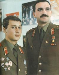 Видно, что простой и скромный человек, на которого можно положиться.
У обоих боевые награды. 100%, что очень много пережили в жизни.
Счастье иметь такого друга!