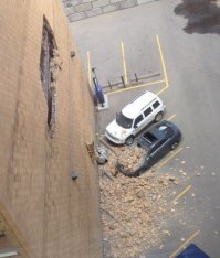 Судя по форме отверстия из здания машина боком вылетела