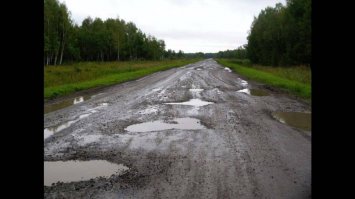 как минимум ячейка у плоских туфель забьется грязью и вставить туда каблук анрыл.