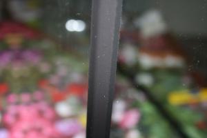 А я клею открытым швом, таким образом углы у аквариума не острые а закруглённые и как правило черным герметиком (больше нравиться чем прозрачный, но дело вкуса), склеил уже банок 20 (я только начинающий аквариумист), у всех друзей теперь аквариумы. Объемом от 60 до 350 литров… таких сложных приблуд  не имею, все как правило руками ну в помощь уголки(для точности). Хотя за пост спасибо , очень интересно !!! Фото аваса в процессе изготовления.