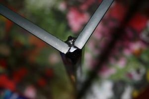 А я клею открытым швом, таким образом углы у аквариума не острые а закруглённые и как правило черным герметиком (больше нравиться чем прозрачный, но дело вкуса), склеил уже банок 20 (я только начинающий аквариумист), у всех друзей теперь аквариумы. Объемом от 60 до 350 литров… таких сложных приблуд  не имею, все как правило руками ну в помощь уголки(для точности). Хотя за пост спасибо , очень интересно !!! Фото аваса в процессе изготовления.