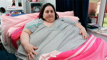 В прошлом году в Великобритании умерла самая толстая женщина страны, 40-летняя Шэрон Мевсимлер, в городе Челмсфорд, столице одного из британских графств. Женщина умерла в результате остановки сердца. Причиной смертельного случая стало переедание. Врачи прописали Шэрон, которая весит 286 килограммов, строгую диету, но кто-то из родственников, все-таки, принес в большом количестве любимую еду англичанки – жареную курицу, рыбу и картошку.