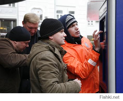 парковку можно оплатить через паркомат, можно смс-кой со счета мобильника, я пользуюсь мобильным приложением, закидываю на счет денег с карты. А вот если не оплатишь, придет по адресу регистрации владельца компромат.

На фото: счастливые жители столицы с радостью пополняют бюджет города