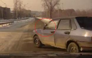 Хотел сказать один летит а второй в зеркало не смотрит, но.. у второго и нет зеркала