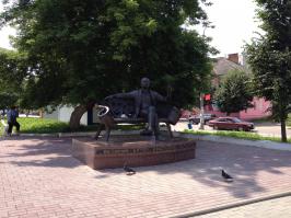 Прошлым летом был проездом в Вязме и сфоткал этот скромный памятник...