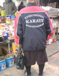 Бабулю точно никто не тронет))Внука побоятся))