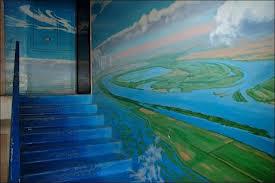 Изобразила  детство на стене своего подъезда в старой пятиэтажке