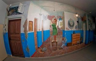 Причем все подъезды чистенькие, а у нас каждый провайдер впихнул свой интернет в подъезд,  куча кабелей на некоторых этажах джунгли настоящие, обезьян осталось завести.