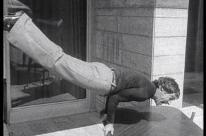 "Вдох глубокий.
Руки шире.
Не спешите - три-четыре!"

Владимир Высоцкий выполняет Маюрасану (позу павлина).