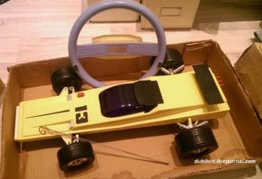 вот такая вещь была ) скорость бешеная, отъезжала сама если впилится куда нибудь. ну и требовала кучу батареек. шесть штук R20 + крона в машинку. и две кроны в руль