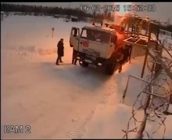 Отчетливо видно,что источник возгорания находится возле головы того,кто был на бочке.Однозначно-это сигарета.Огонь подсветил пары горючки,выходящие под давлением из заливной горловины.Они то и загорелись от сигареты.