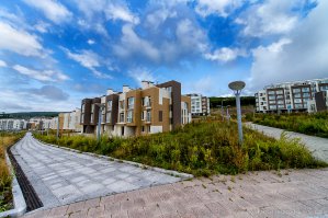 Владивосток. Микрорайон-призрак. Построенный в 2012г. к саммиту АТЭС микрорайон "Патрокл" на берегу Японского моря стоит безлюдный. Желающих купить жилье нет.