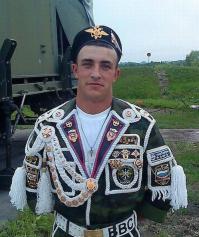 Как правило это те дембеля, что изначально были чмошниками, либо служаки с хоздвора, бани, камбуза, писари, те у кого времени свободного много. На дембеле рассказывают как совершали "подвиг" в горячих точках.  
  Автору спасибо! Сам служил на флоте, но с армейским бытом очень много схоже! )