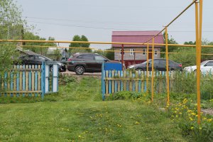 Меня в деревне тоже один ХОРОШИЙ ЧЕЛОВЕК НА СОРЕНТО проезд закрыл на участок,обочина свободная,нет,надо въезд перекрыть,благо друзья приехали на ДР жены,пришлось поучить не много,самое удивительное что он не чего не понял.На Киа и Хендай друзья!