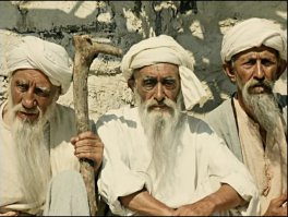 -Давно здесь сидим...