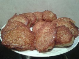 Мой вариант колдунов: картофельная составляющая - тёрый картофель, соль и лук; мясная составляющая - обычный фарш как на котлетки. Если картошка водянистая, то можено пару ложек сока сцедить.