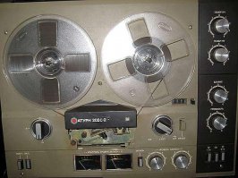 Вот вам ностальгия был у нас точно такой и до сих пор рабочем состоянии ))На этом Сатурне 202С слушал много музыки 80х C.C.Catch, Modern Talking, Bad Boys Blue, Enigma, и т д