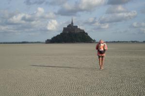 Дорога к горе Сен-Мишель во Франции. В отлив до острова можно добраться пешочком по морскому дну, но идти надо очень быстро, т.к. море возвращается со скоростью скачущей галопом лошади.
Можно и на машине доехать (за исключением где-то 50 дней в году), но это же скучно! :)