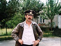 а вот это как же забыть "Мимино".
1.Валико, если большой самолет и твой вертолет цепью связать, кто      победит?
Цепь.
2.Летчик?
 Иногда. Вообще-то я эндокринолог.
3.Нет, нет и нет! 5800 голландских кур ждут меня в Тбилиси. Что мне   делать?
В первую очередь мы обслуживаем пассажиров.
Товарищ Гогулидзе, это демагогия. 
Пассажир может 2 недели сидеть и с ним ничего не случится, а курица испортится.