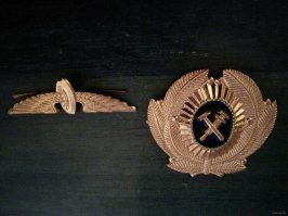 Прежде чем ставить минус (Что чуть не сделал и я, не особо вдаваясь в мелочи) следует немного разобраться. Меня на минус потянули 3 вещи: Беглый взгляд на кокарду, которая мне показалась люфтваффе, валяющаяся георгиевская лента и марширующие "неофашисты", НО покопавшись нашел еще одно видео + нашел, что это за кокарда у ветерана. Стала понятна задумка авторов.

Просто клип сделанный действительно, для размышления, а не беглого просмотра.

Это кокарда РЖД СССР. + Второе видео, о создании данного клипа.