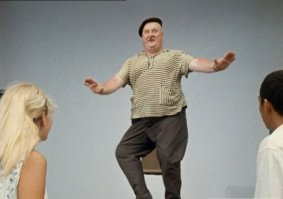 Мужик очень смешно танцует