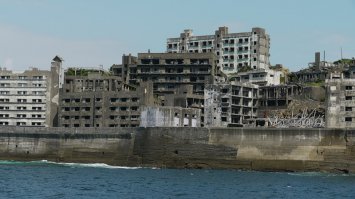 К чему ты подобную дурость сморозил вообще ?? Лишь-бы поныть, что все просрали.  Ты предлагаешь вывозить морально устаревшие танки ? Так это дороже будет, чем современные построить.  .  Пропала необходимость и оставили на местах. И доктрина дальнего востока давно поменялась.  А вот тебе дрочащему на Японию и хорошие руки, очень хорошие ага: