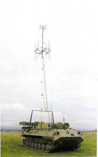 «Представители завода изготовителя осуществляют настройку электронного оборудования боевой техники и проводят обучение личного состава», — сказал он.
В дальнейшем специалисты РЭБ отработают ряд задач по освоению нового комплекса, в частности, развертывание систем радиоэлектронной борьбы, пеленгование источников радиоэлектронного излучения и создания помех системам связи условного противника.
Комплекс РЭБ «Борисоглебск-2В» состоит из нескольких машин и установлен на базе многоцелевого тягача МТЛБ. По сравнению со своими предшественниками, комплекс имеет лучшие технические характеристики: расширенный частотный диапазон средств радиоразведки и радиоэлектронного подавления, увеличенную скорость сканирования частотного диапазона. Благодаря улучшенному программному обеспечению и интерфейсу обеспечивается удобство работы военнослужащего при переходе с одного объекта на другой.