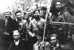 :):) А вот и мой дед - охренел, когда увидел, сколько про него в интернете информации на разных сайтах. 
На черно-белом фото дед слева от бородатого - Даяна БАяновича Мурзина - командира партизанской бригады им. Яна Жижки. 

Учитель школы из  деревни Таловка Яшкинского района Кемеровской области.  Четырежды бежал из плена. Воевал в Первой Чехословацкой партизанской бригаде имени Яна Жижки заместителем командира по военно-оперативной части. Летчик-истребитель,  командовал штурмовым полком.

Награжден орденом Отечественной войны I степени, двумя боевыми медалями президента Чехословакии, почетным значком Юлиуса Фучика, памятными настольными медалями ветеранов чешского партизанского движения.

Является почетным гражданином города Фриштак, Готвальдовской области.

годы жизни 31.12.1915-05.03.2000